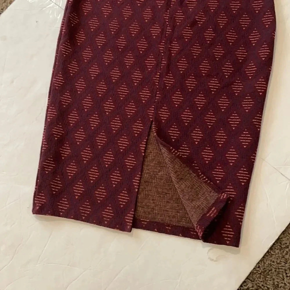 Zara maroon print pencil midi skirt Front slit Size L Geometric Stretchy - Picture 4 of 11